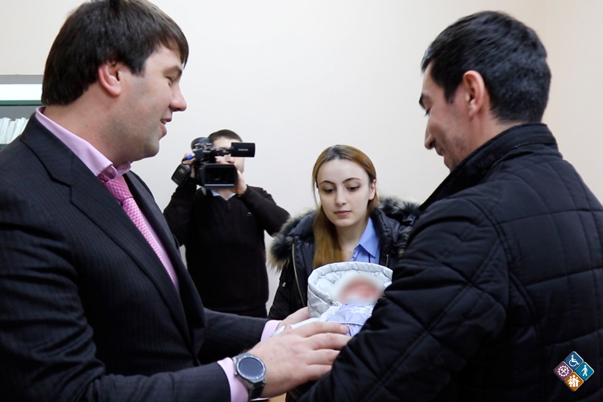 В Дагестане молодые семьи начали сдавать документы на получение пособия при рождении первого ребенка